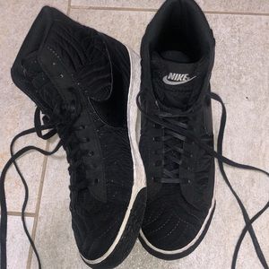 Black and white women’s Nike blazer size 8.5